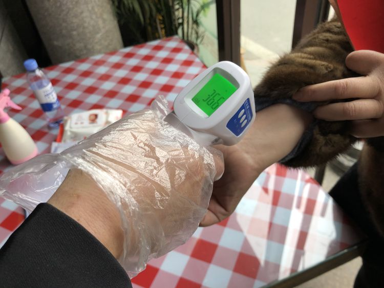 进店吃饭要亮结婚证、户口本!青岛这家饭店防疫操作真硬核