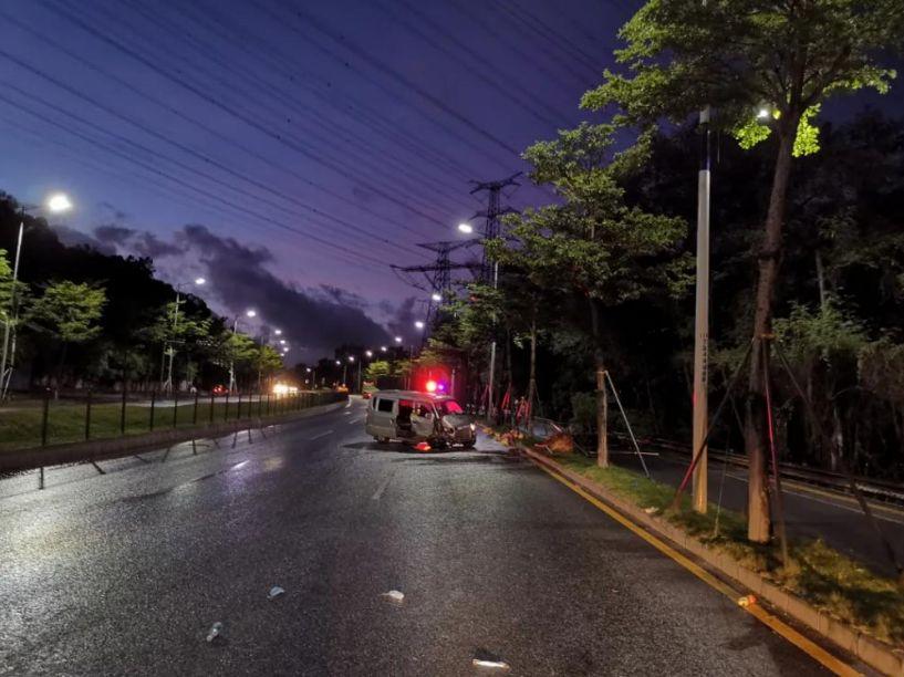 深圳面包车超载造成事故,深圳面包车追尾大货车三人死亡