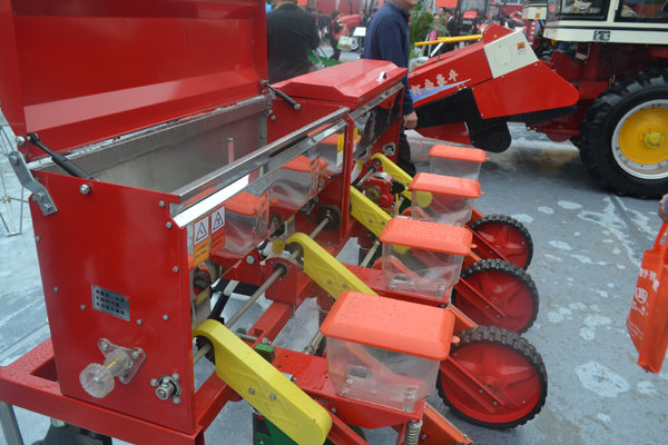 马斯奇奥气吸式玉米免耕播种机,夏播玉米播种机