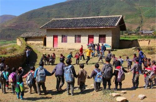 因脸歪被无数公司拒绝，如今蜕变归来，她拒绝百万年薪走上教师路