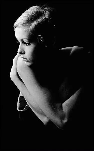 体重41kg的她，*翻推**了梦露性感丰腴的审美革命，成划时代流行符号