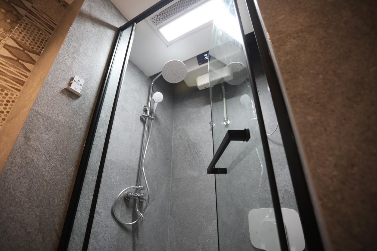 《秘密大改造4》两室巧变三室,德立淋浴房助力施展空间魔法