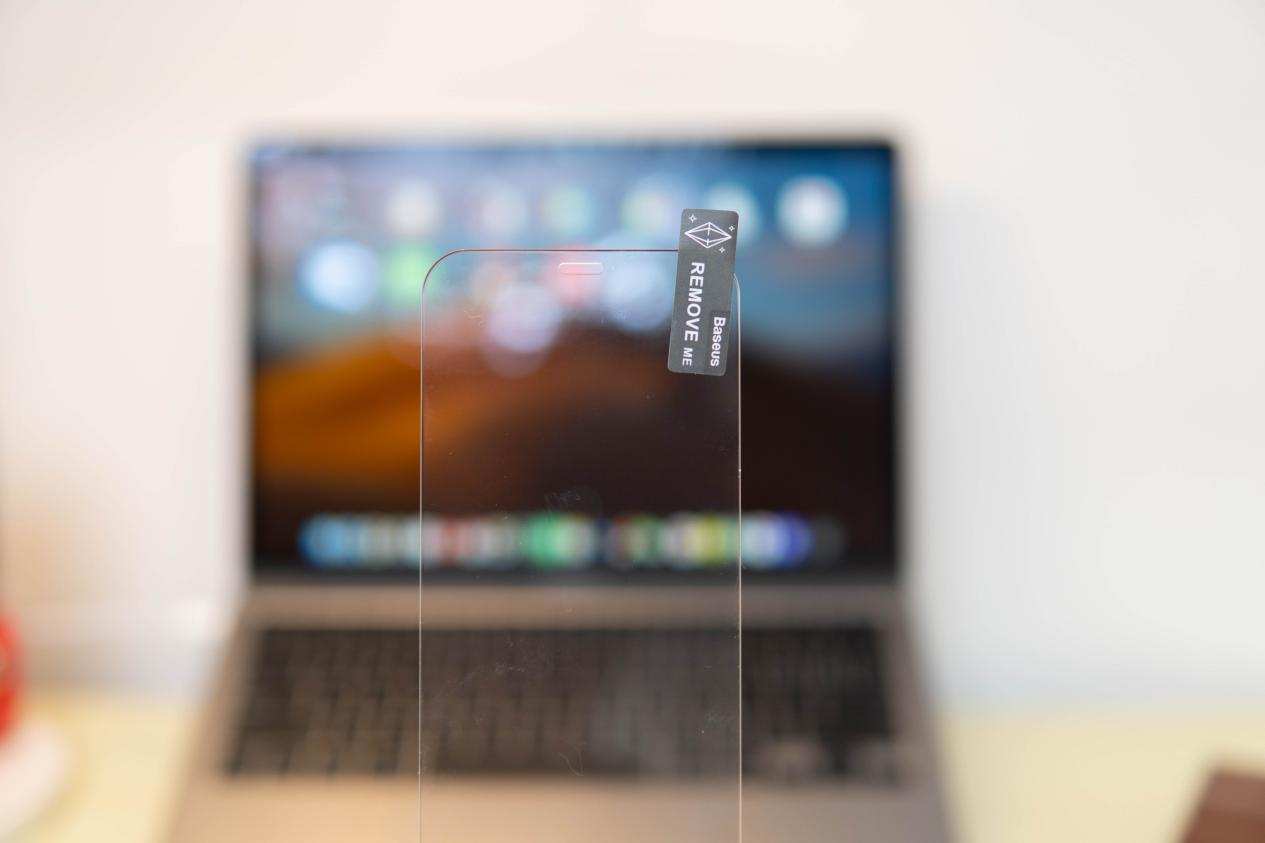 iphone12钢化膜黑边好还是透明好,倍思苹果12钢化膜防尘