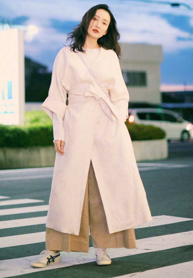 王鸥平底鞋图片,王鸥穿的小白鞋