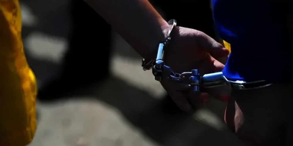 面对一群小混混该如何应对,面对敲诈的人该怎么说