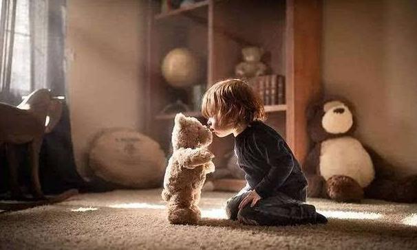 孩子遇到问题逃避该如何解决,孩子胆小粘人怎么教育