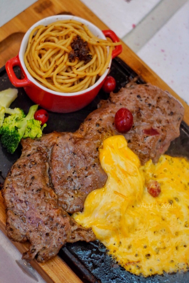 福牛年聚豪客来，厚切牛排加上瀑布芝士，美味翻倍