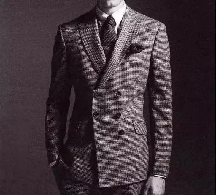 两粒扣西服扣子一般扣哪一粒,西服纽扣在不同场合的扣法