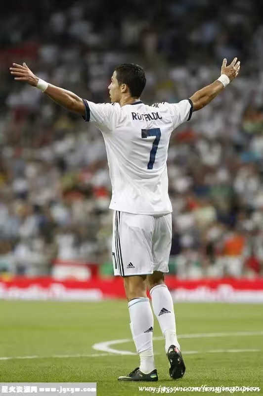 无死角踢足球,不会踢足球怎么不尴尬