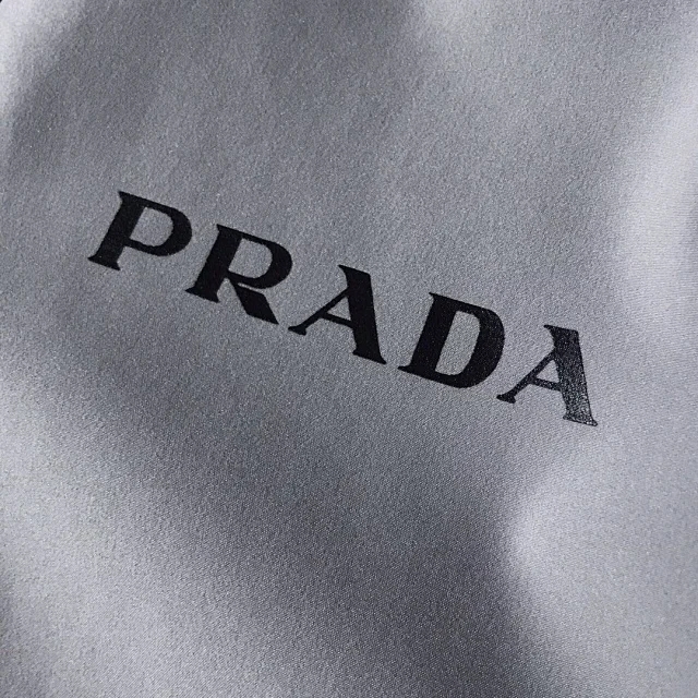 普拉达prada限定冲锋衣,普拉达的冲锋衣