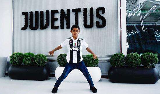 比C罗牛！迷你罗为尤文狂夺4冠，天赋惊人，贝克汉姆含泪点赞！