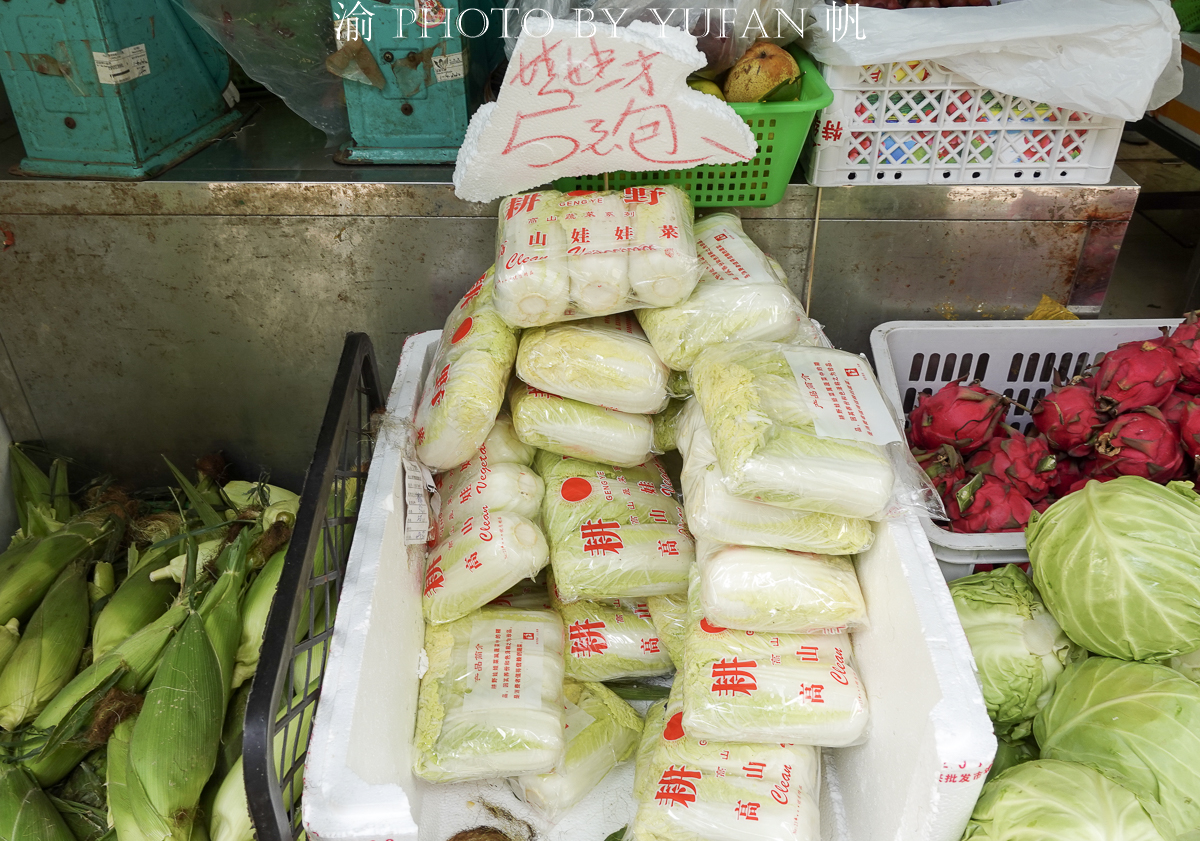 闲逛老店林立的澳门十月初五老街,菜市场的菜价有些出乎意料