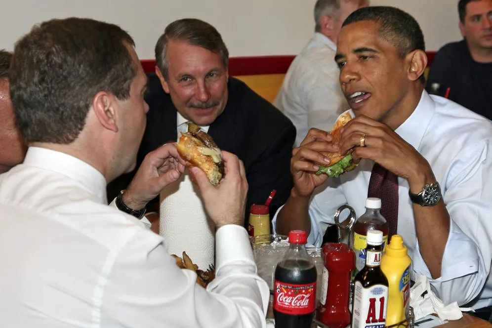 想要汉堡更好吃？赶紧搭配一杯葡萄酒！|富隆酒业