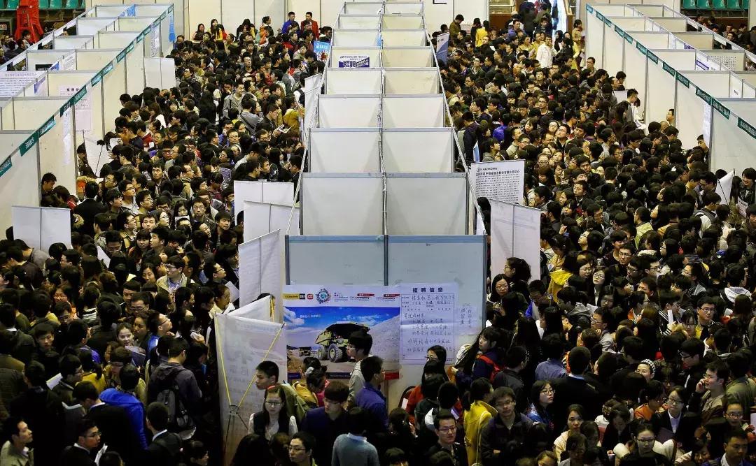 跳槽为什么可以涨工资,留在原公司升职还是跳槽涨工资