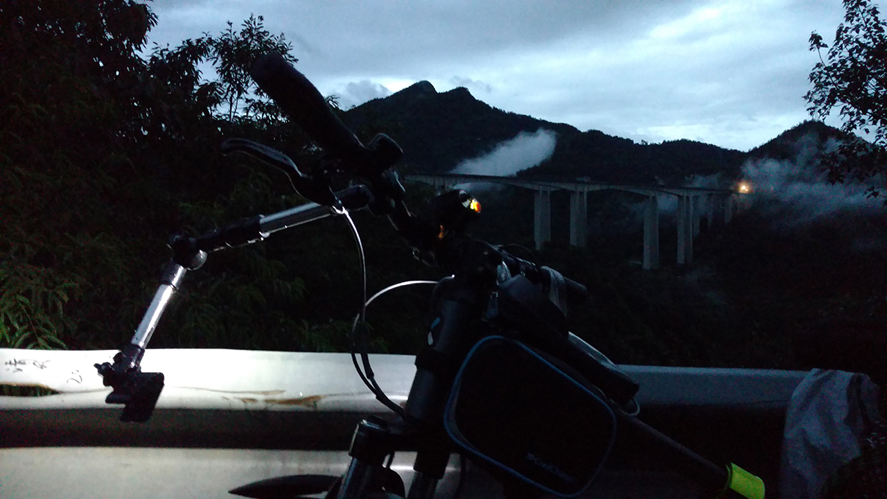 夜骑318上天险小川藏，暴雨夜闯野三关，进恩施别宜昌遇塌方