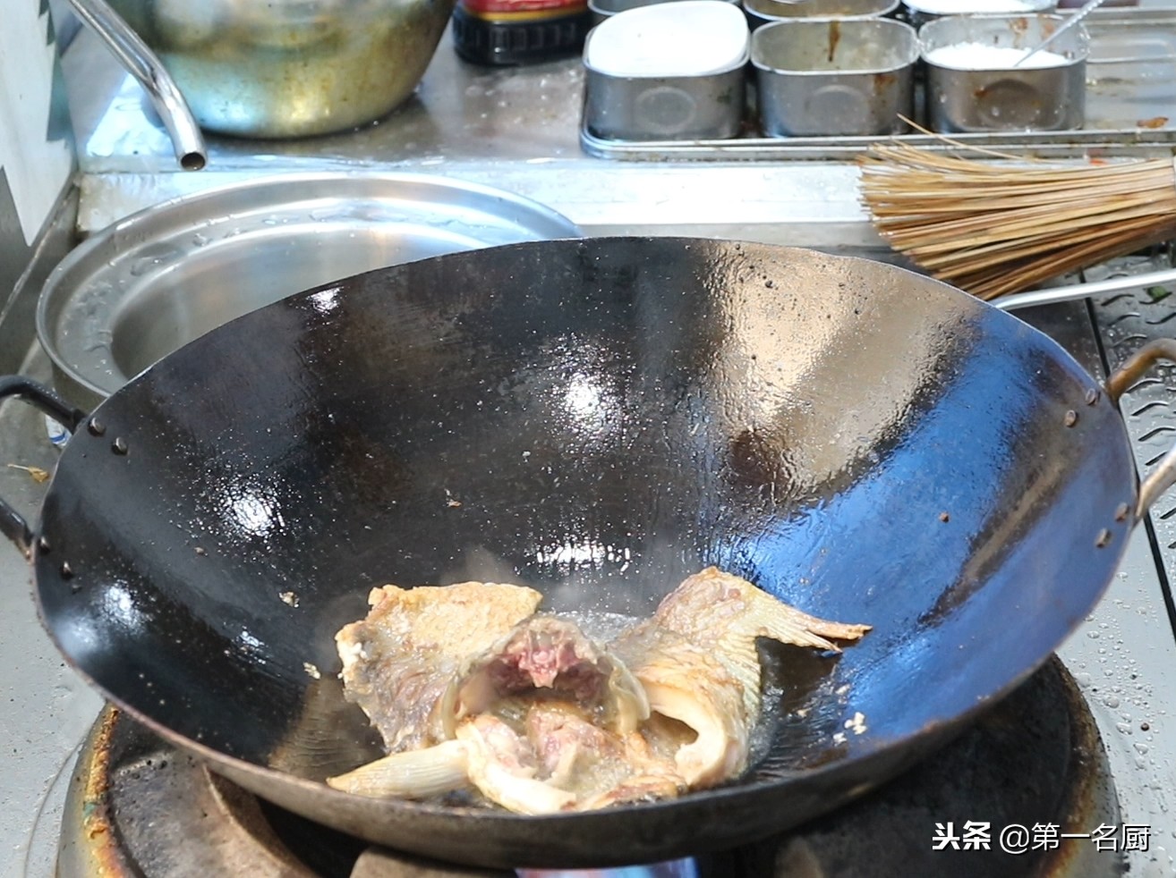 大厨分享煎焖鲤鱼家常做法,不腥不腻,肉质鲜嫩,学会在家轻松做