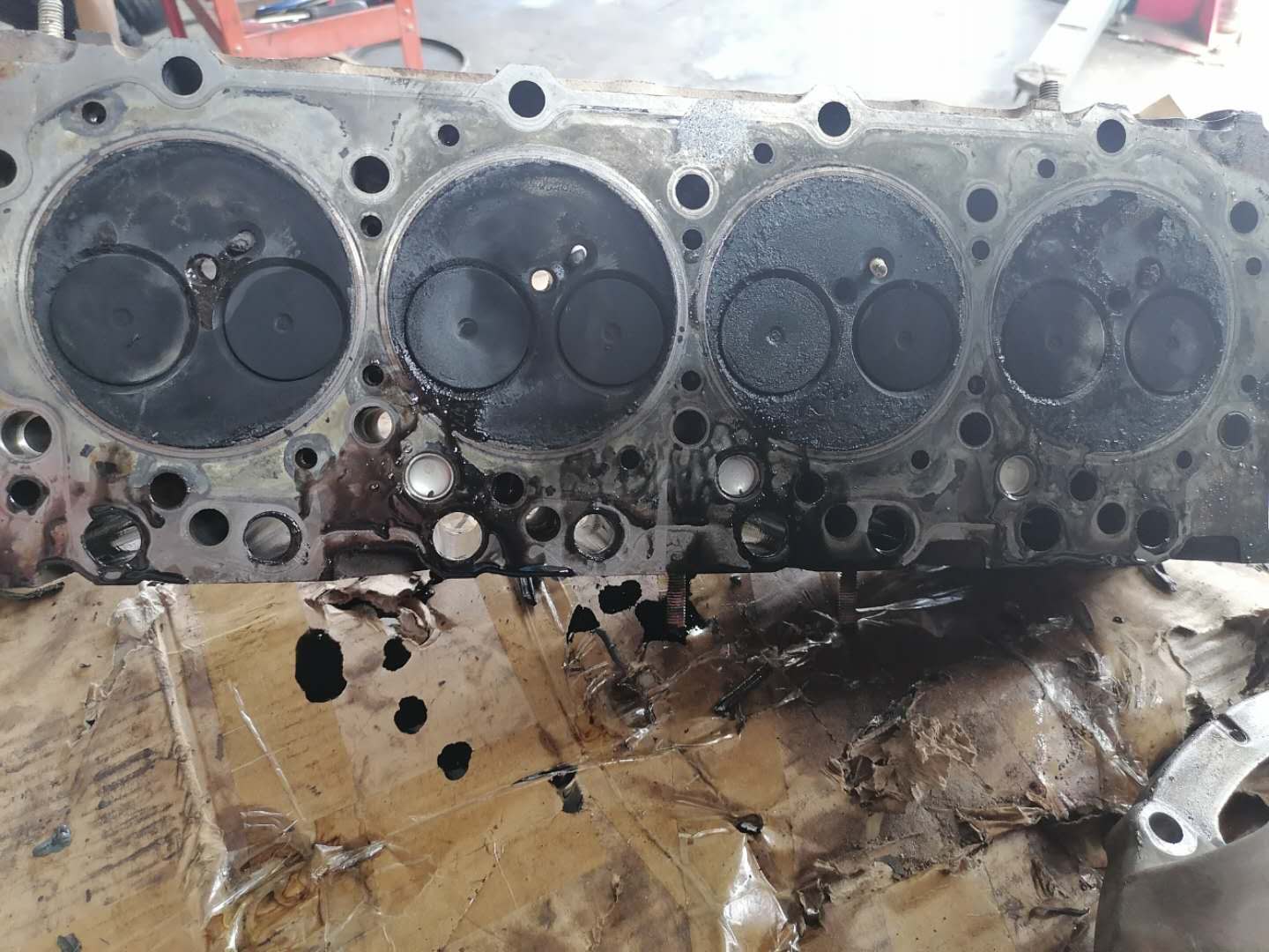 才跑4万公里货车烧机油怎么回事,发动机烧机油活塞发黑