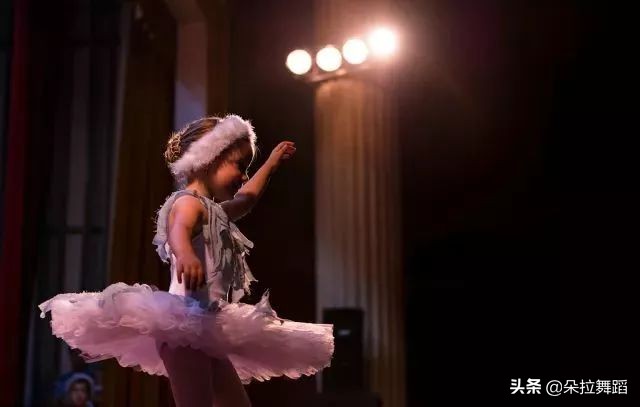 如何让孩子上台不害羞不怯场,如何克服上台紧张怯场