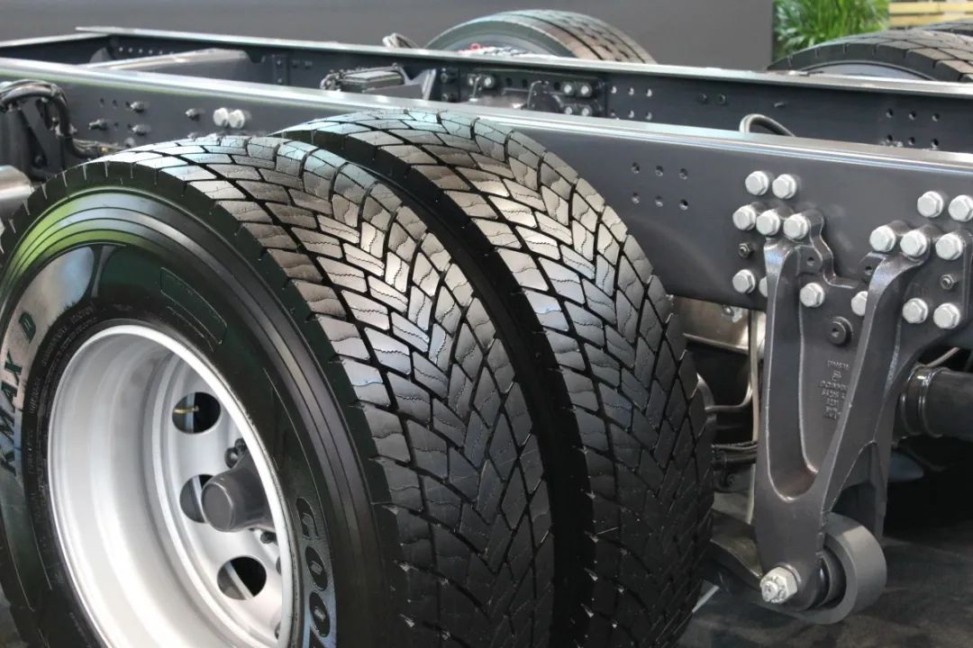 大巴车轮毂前凸后凹,客车轮毂为什么一凸一凹