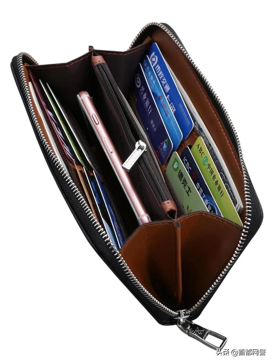 在地铁上发现遗失的东西捡不捡,在地铁上丢失的物品怎么拿