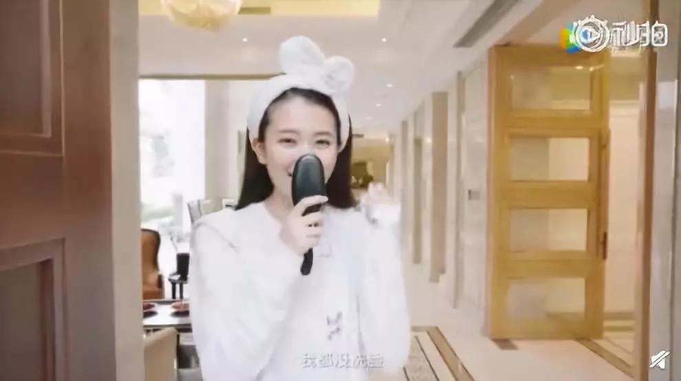 乔欣的包能装下什么,乔欣真的很有钱吗