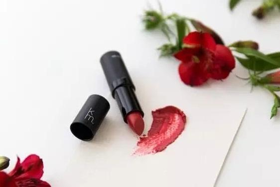 女性一生中吃了多少口红,女人一生只吃一次的零食