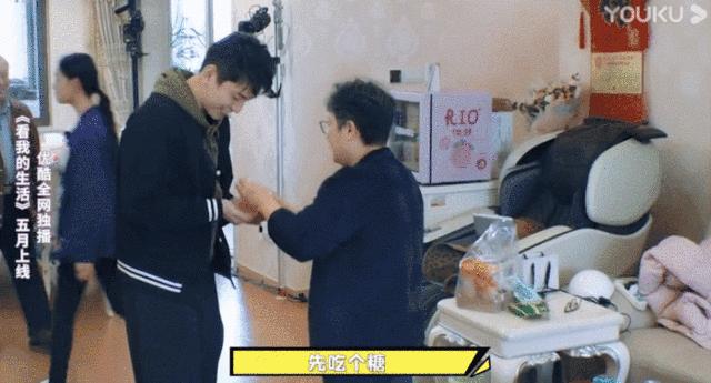 ‘家不能回’‘父母逼婚’‘躲不开的脏水’独居明星的真实生活