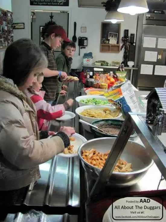 结婚前很幸福生孩子后更幸福,夫妻29岁生9个孩子