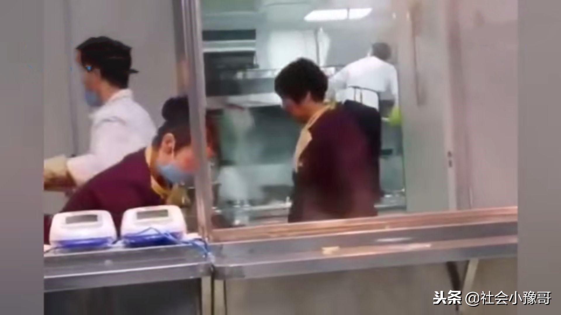 餐厅服务员洗拖把,饭店保洁员收拾餐桌视频