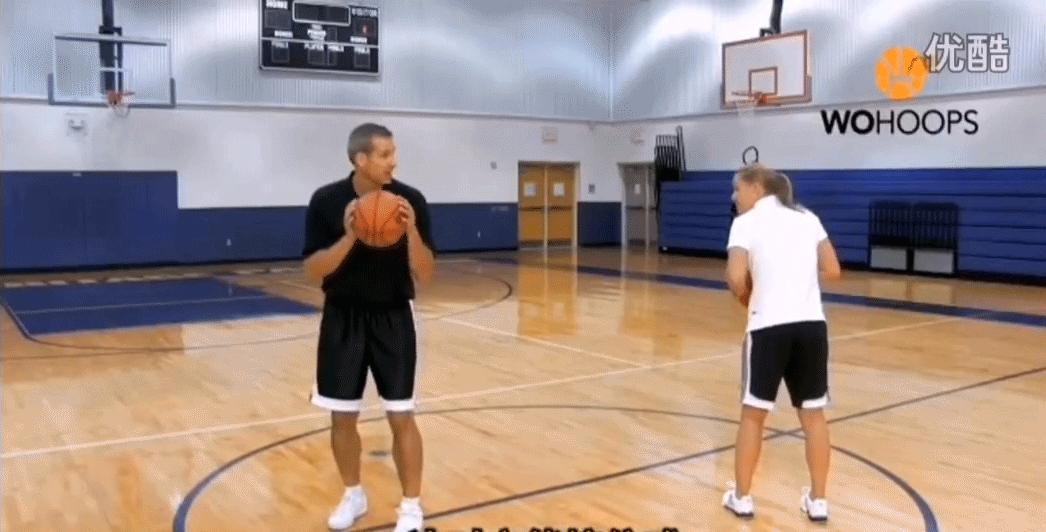 正确传球姿势教学胸前推传,传接球技术要领