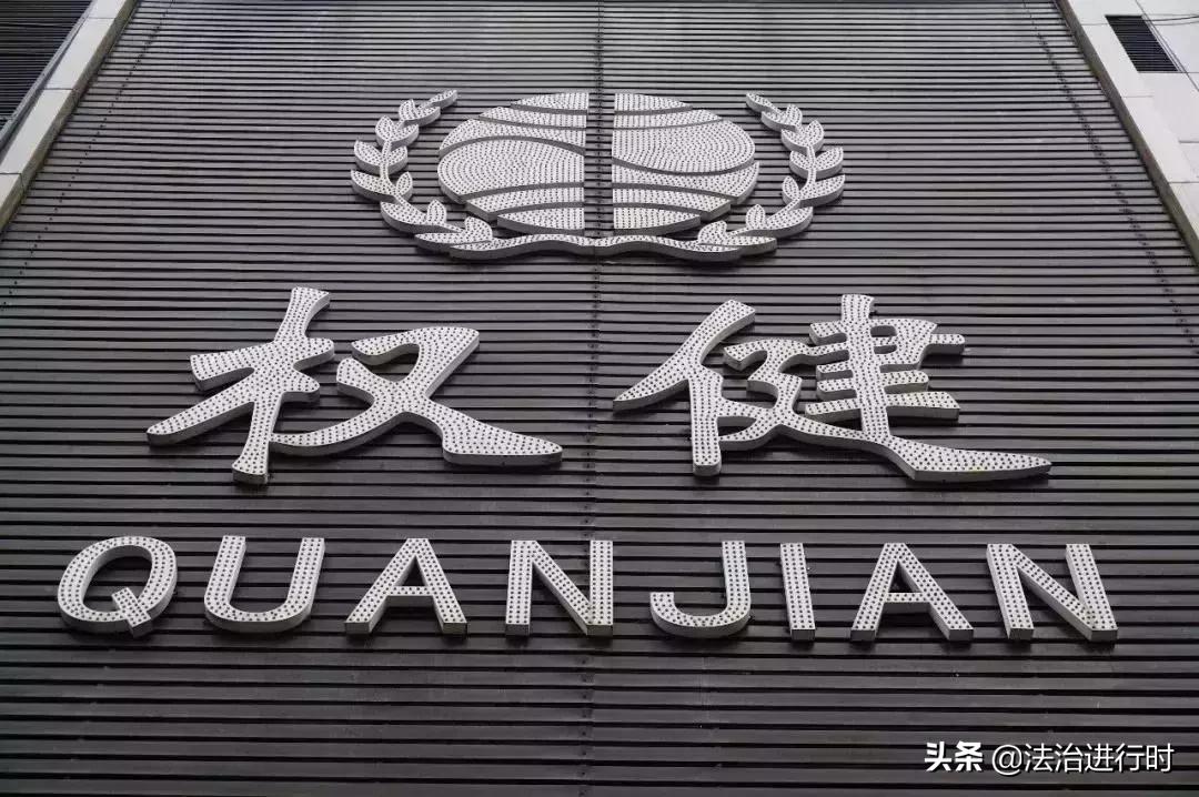 V早报：机场安检男子面露诡异微笑原来嘴里藏火机