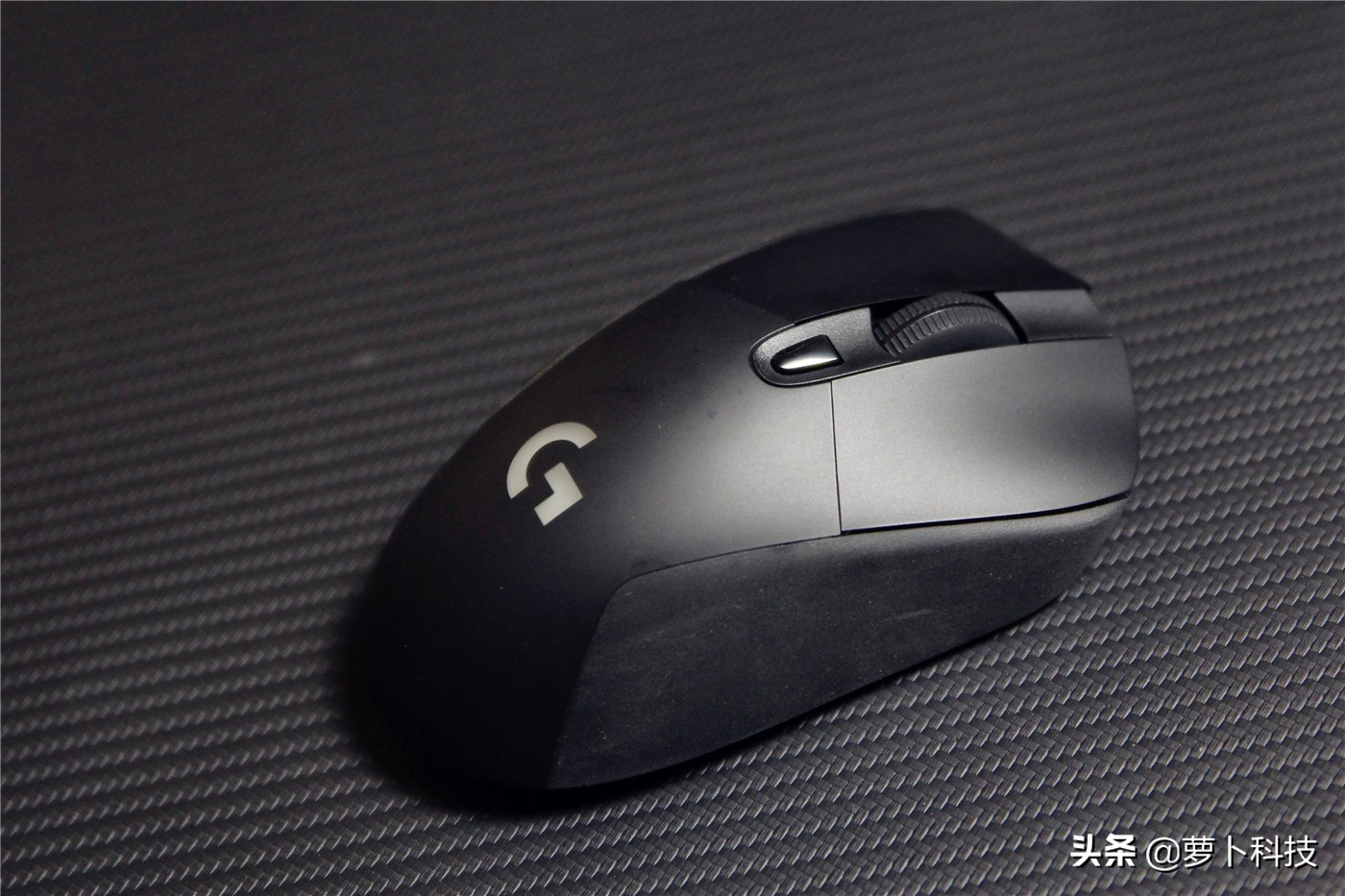 罗技g703无线鼠标评测,罗技g703鼠标底部透镜
