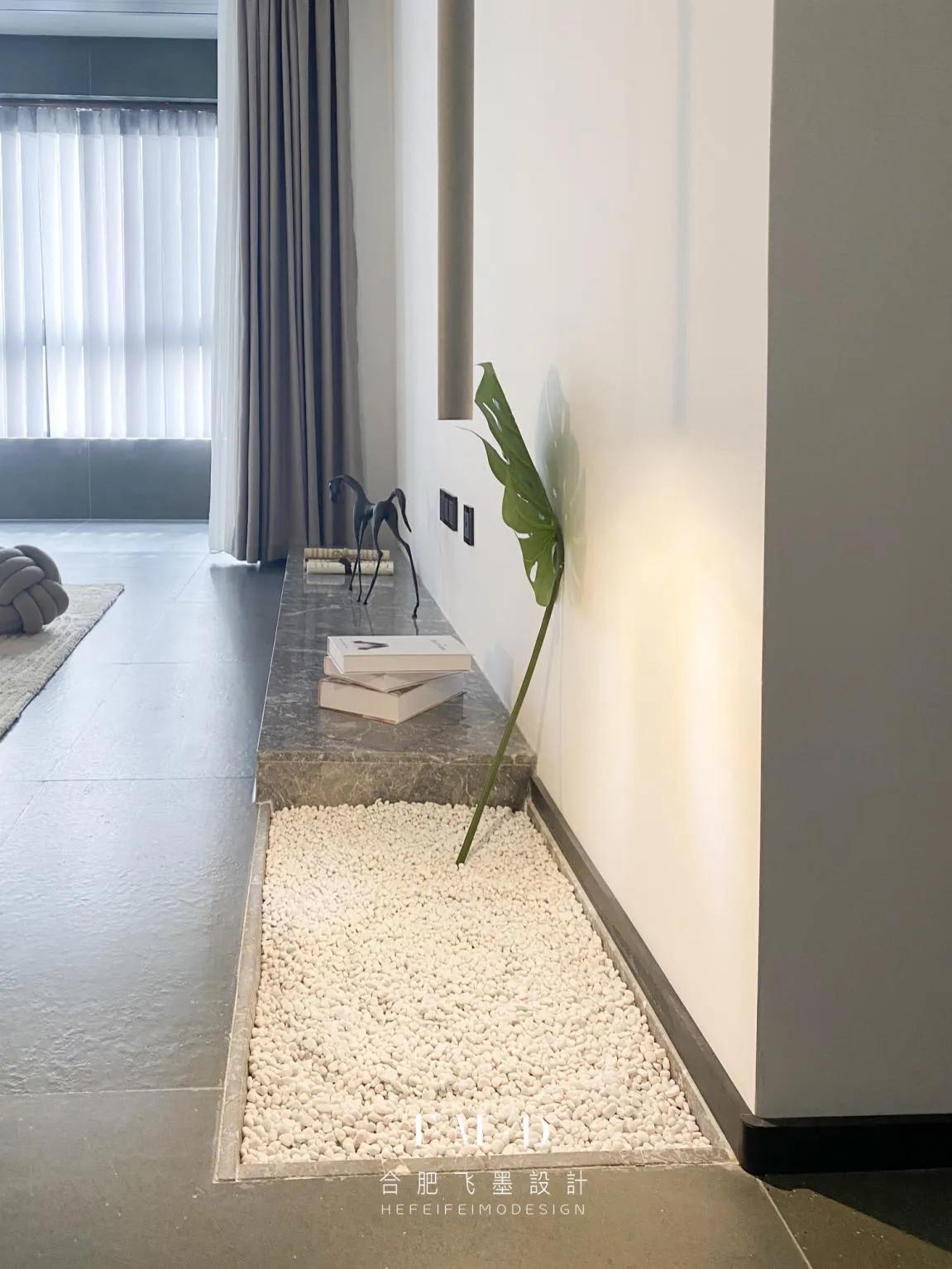 不用舍弃客厅，她家给电视墙拼接玻璃，撒上碎石子就多了个景观区