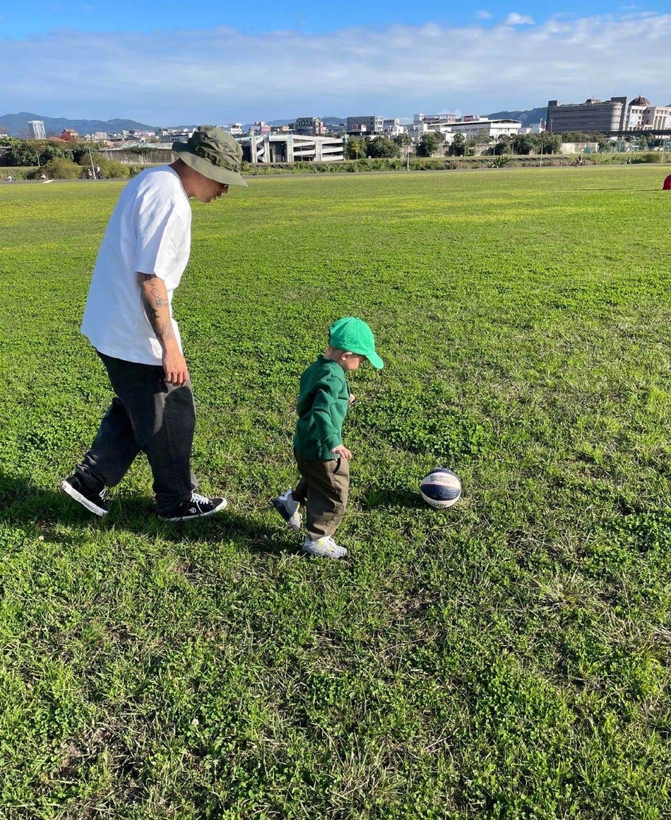 余文乐和他儿子黑白照,余文乐带儿子cody背影呆萌