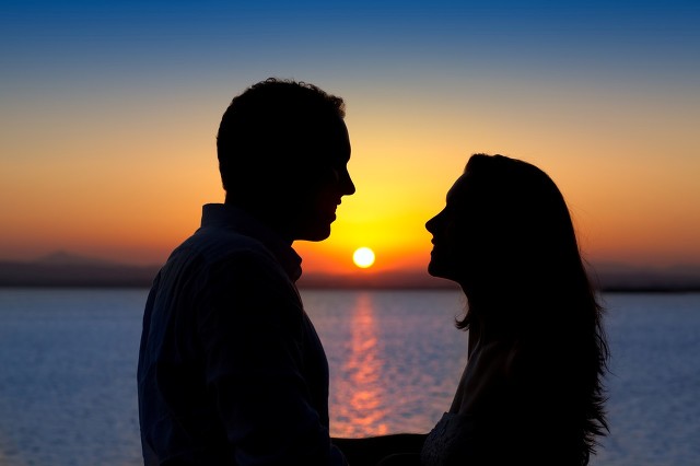 口红那么贵，当然要选女朋友了