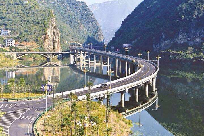 湖北荆州监利县第一大乡，人口是兴山县的72%，面积是云梦县的42%