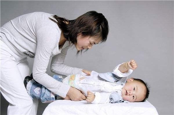 宝宝身体软是脑瘫的表现吗?抱宝宝时需要注意什么