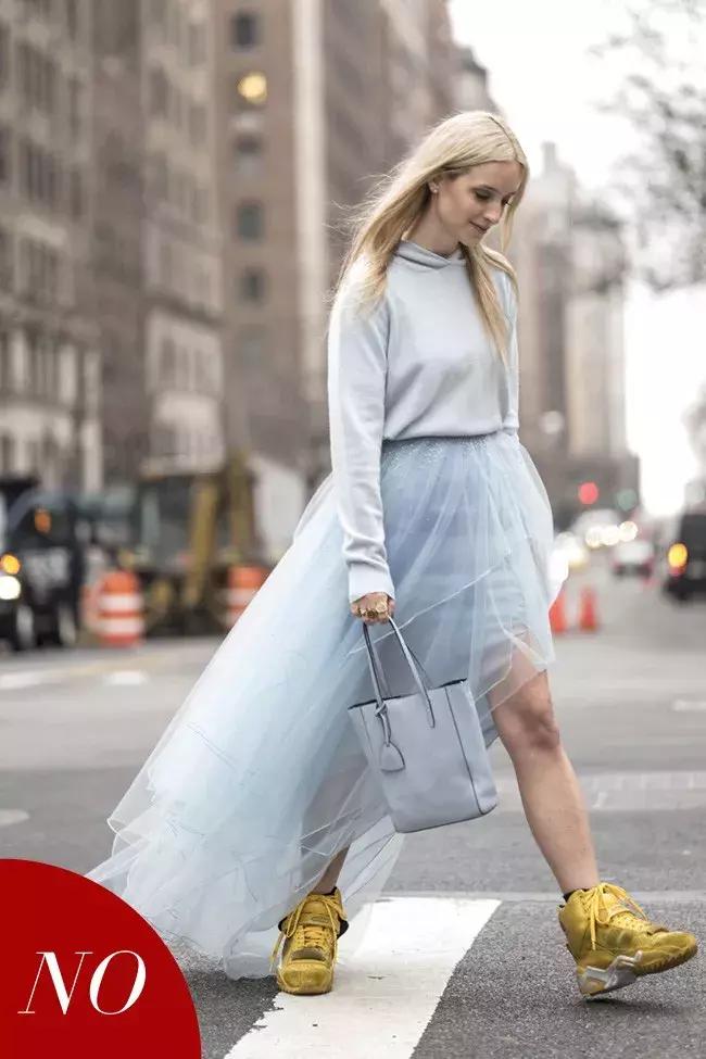 天气回暖怎么穿?裙子+运动鞋是时尚人群中热度最高的搭配法则