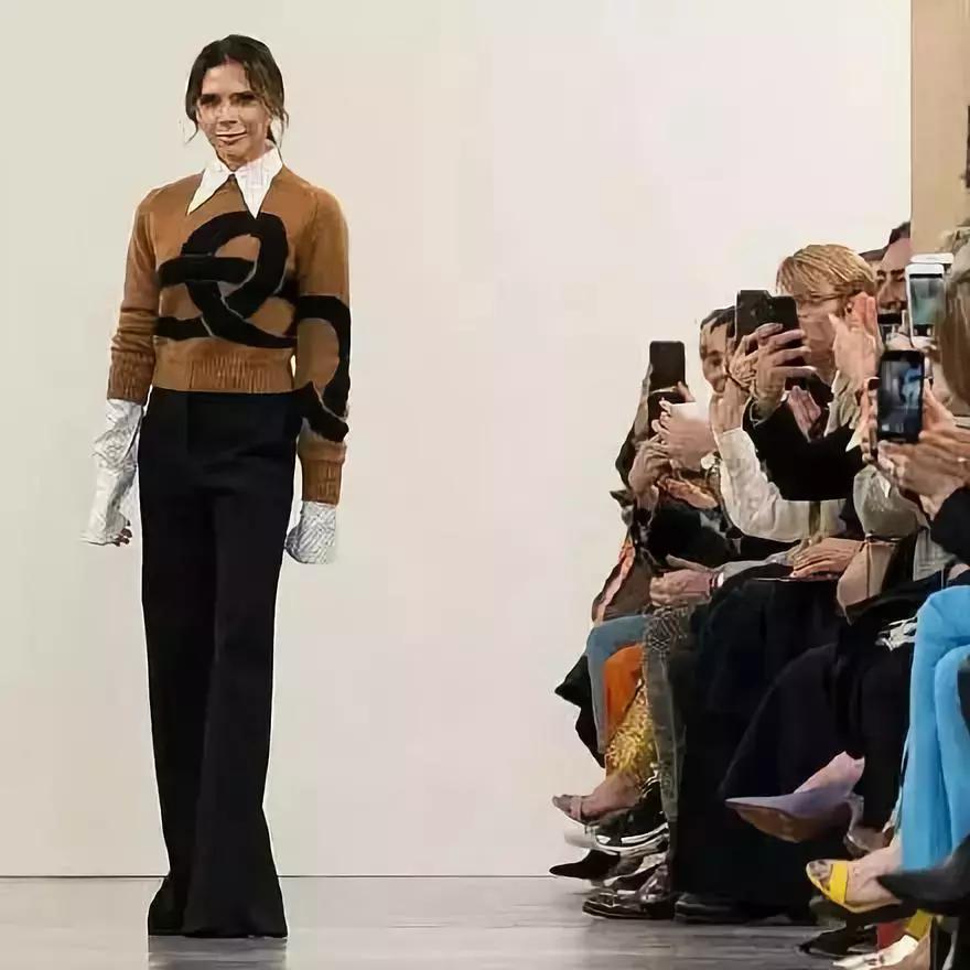 贝嫂年轻穿豹纹衣服,44岁贝嫂黑白搭配