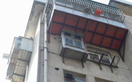 楼上私自把阳台改成卫生间怎么办,楼下把阳台存水弯改了违法吗