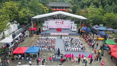 那个背我的警官说：“你可以像信任儿子一样完全信任我！”