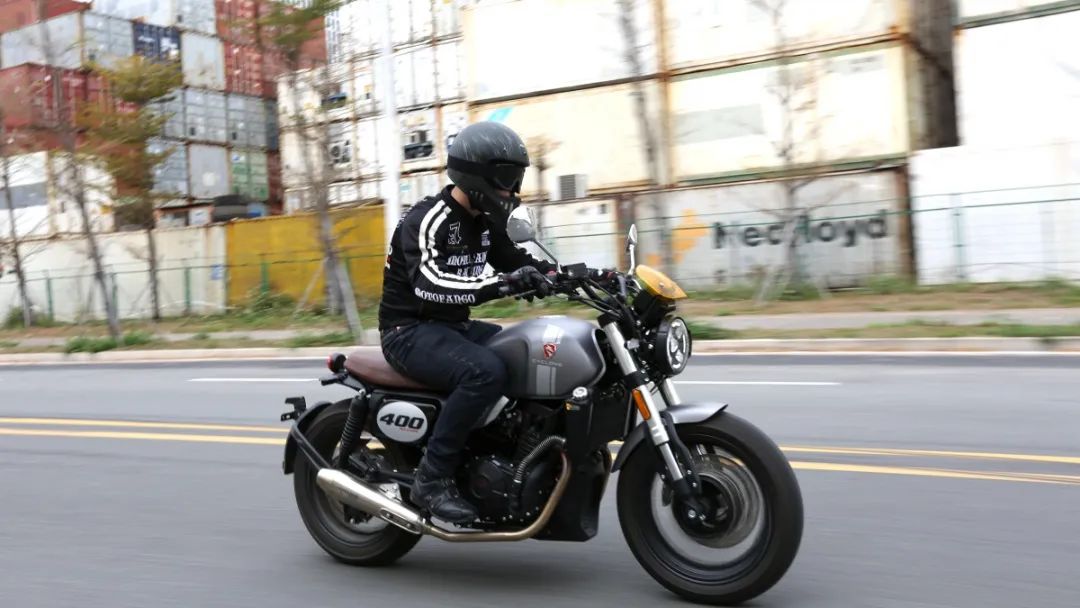 中量级双缸复古赛科龙re3试驾,宗申赛科龙re3双缸400复古摩托