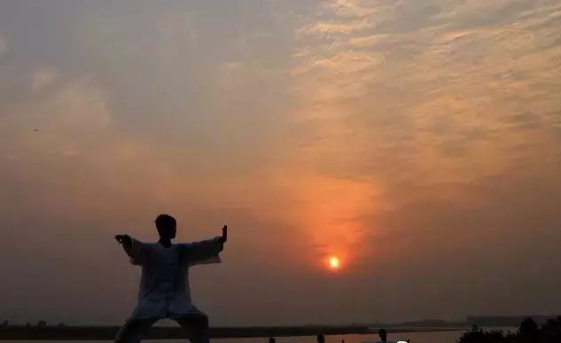 坐腿转胯的正确方法图,合腿转胯教程