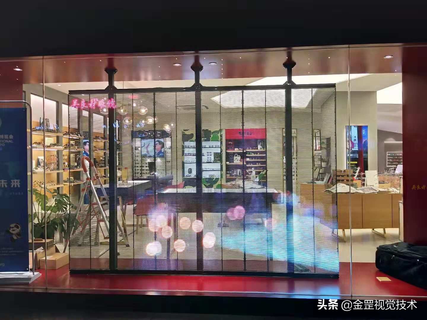 led橱窗透明屏将成为店面玻璃橱窗的新宠