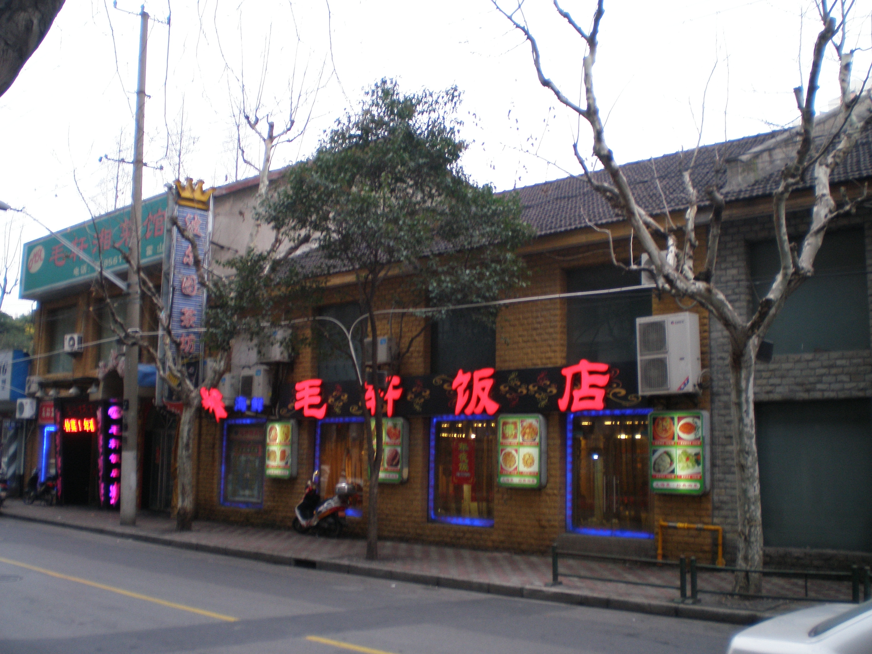 租界公园、跑狗场、卷烟厂，这条马路“活化石”太多