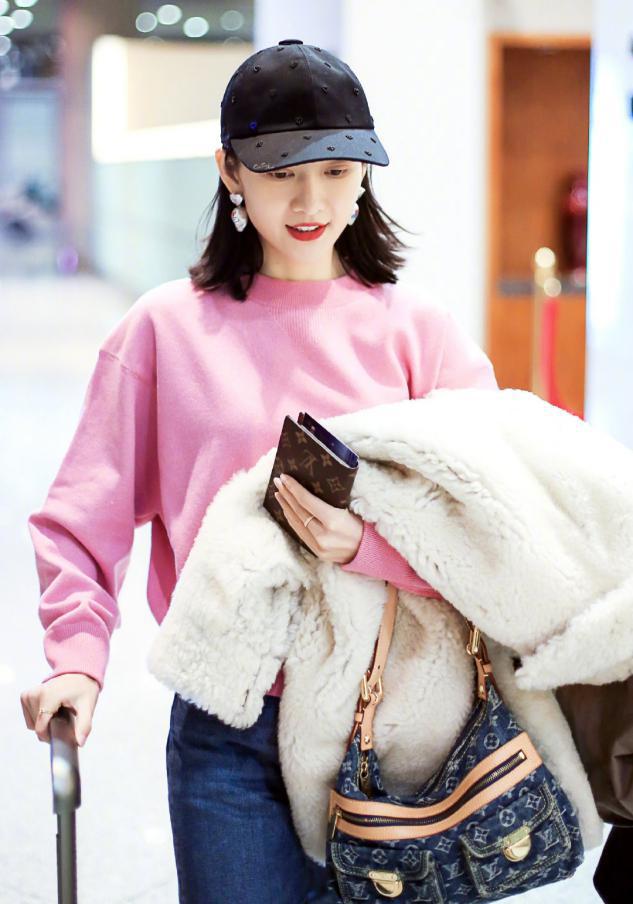 王鸥深蓝工装裤,王鸥穿灰色内搭