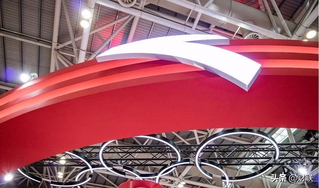 鞋企砸广告，花1多亿打败耐克，两次失误跌落神坛，现市值19亿