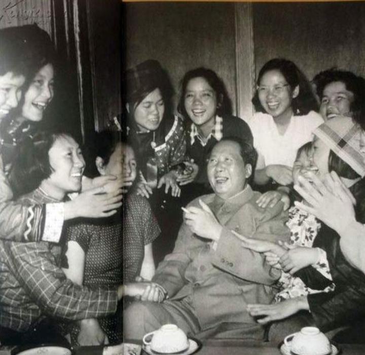 上世纪50年代，给毛主席点烟的女知青，如今怎么样了？