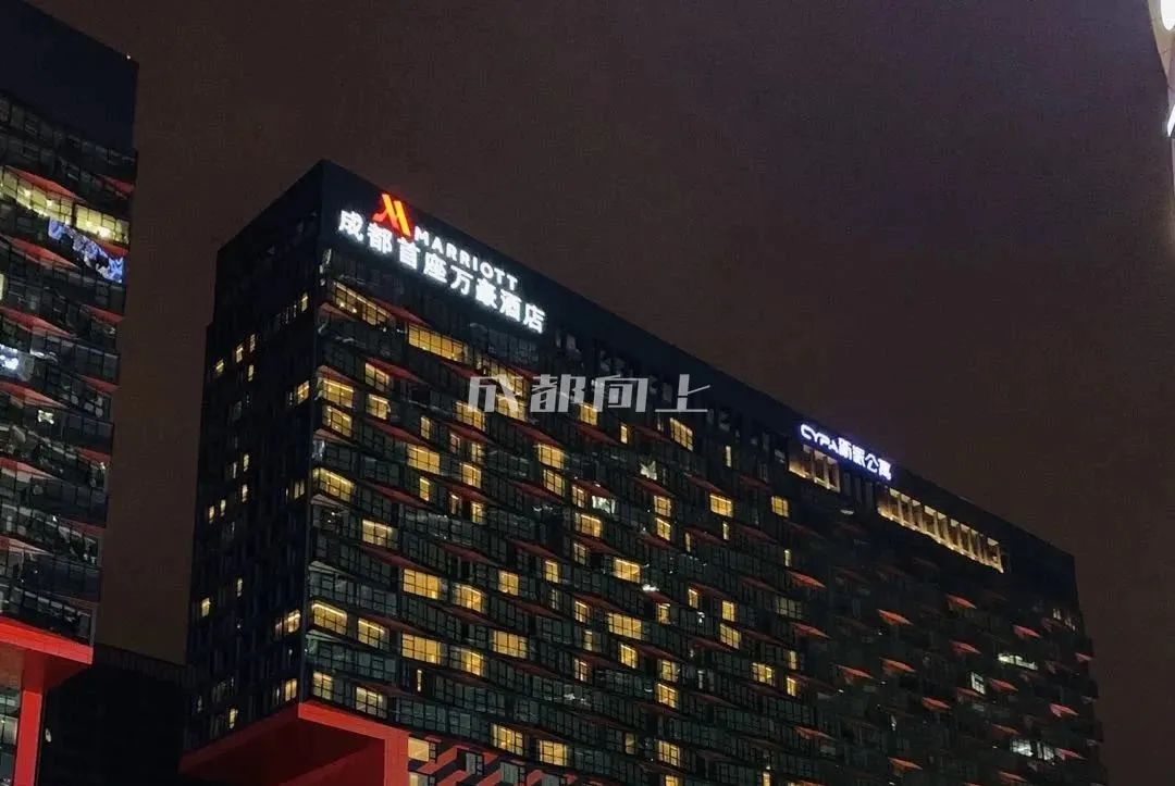 如何让成都变东京？网友：大LOGO收敛点