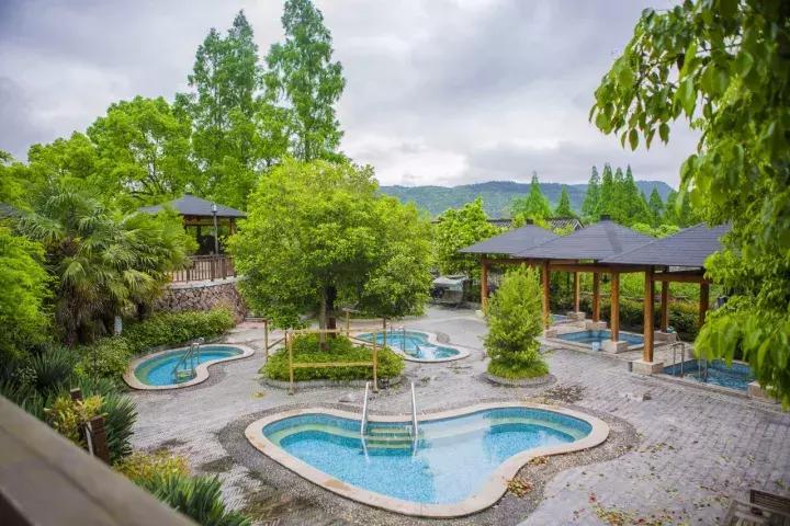 冬天真的来了！自带温泉的高颜值酒店，不用去日本，浙江就有！